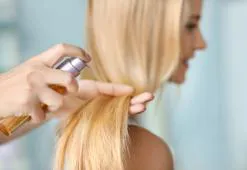 Hiusten öljyäminen kampaamossa vs. hiusten öljyäminen kotona - erot, vaikutukset, arvostelut