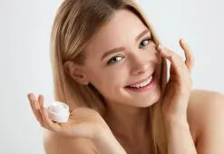 Mikä tekee parhaan silmänympärysvoiteen? Vilkaise ainesosiin, jotka luovat ihmeitä