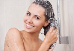 Pese hiuksesi oikein! Kuinka usein hiuksia tulisi pestä ja millä menetelmällä?